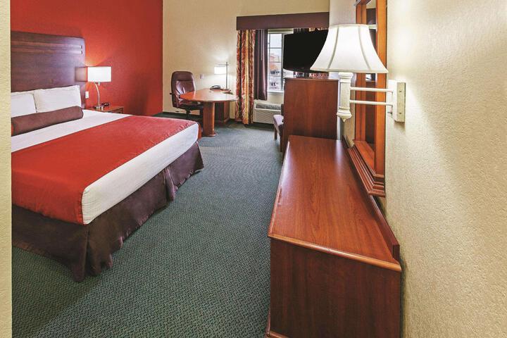 1 King Bed (3 of 17)