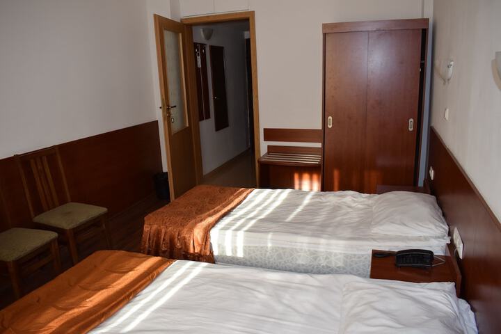 Room 27 of 77