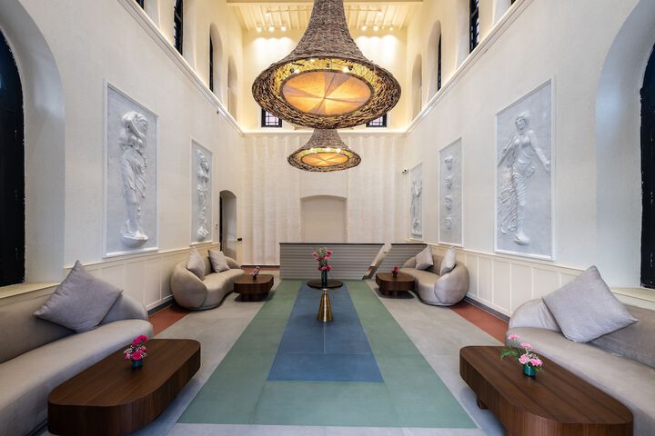 Lobby lounge