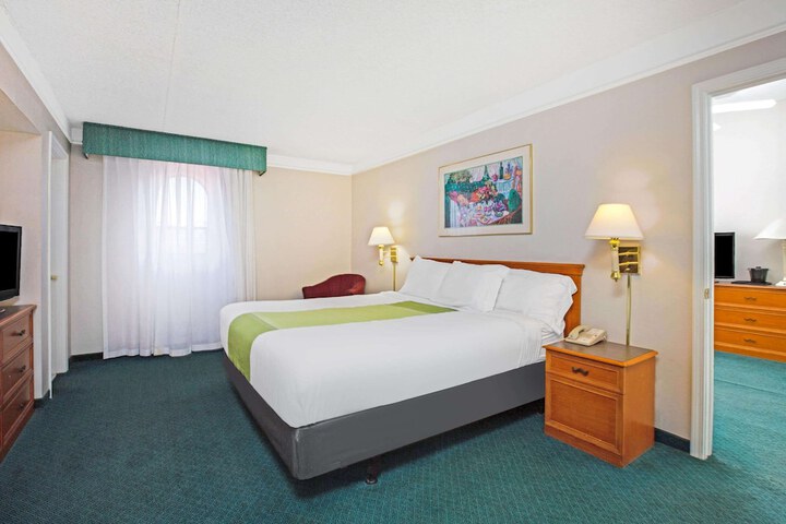 1 King Bed (7 of 16)