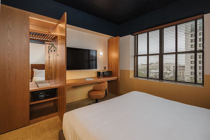 Room 13 of 36