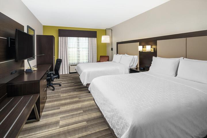 2 Queen Beds (10 of 20)