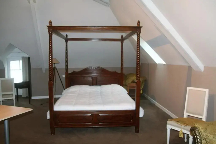 Room 2 of 11