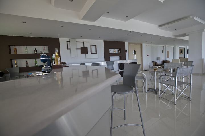 Lounge 37 of 45