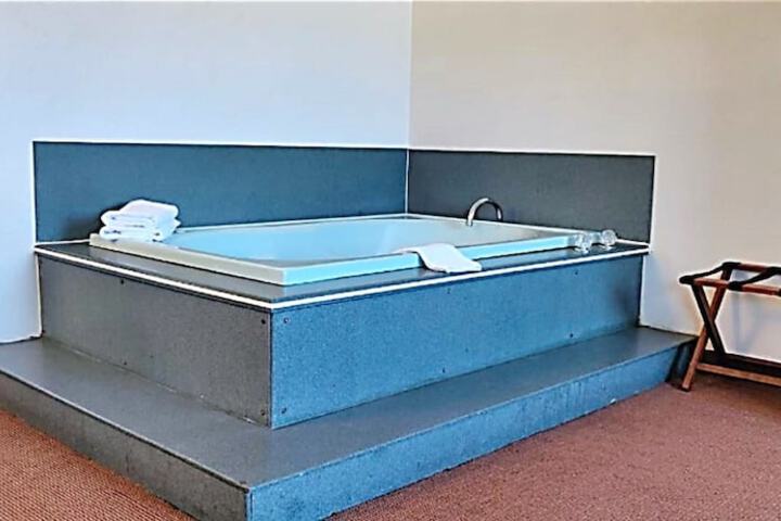 Jetted tub