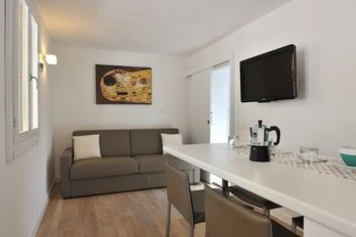Room 4 of 25