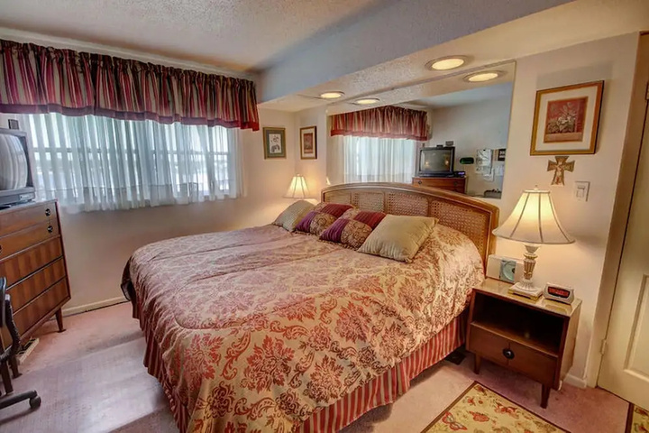 Room 3 of 32