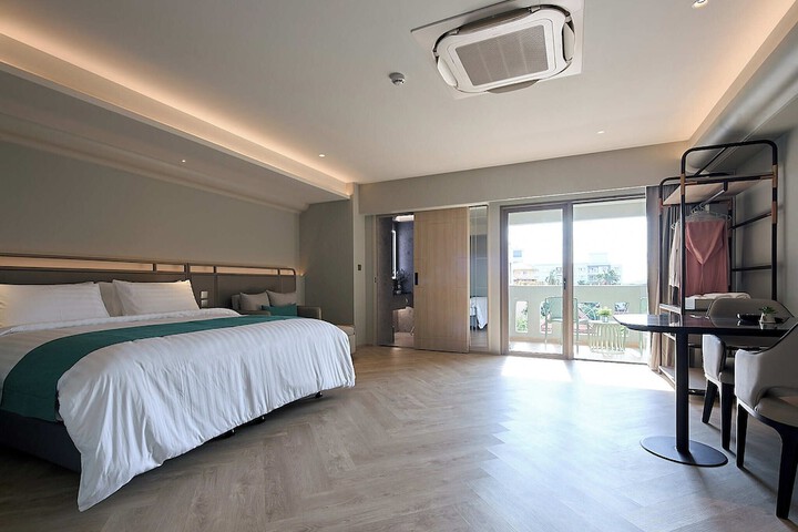 Room 5 of 209