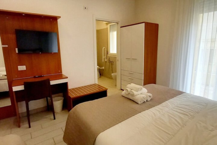Room 9 of 28