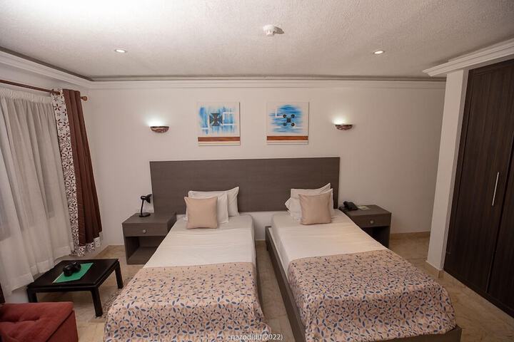 Room 4 of 16