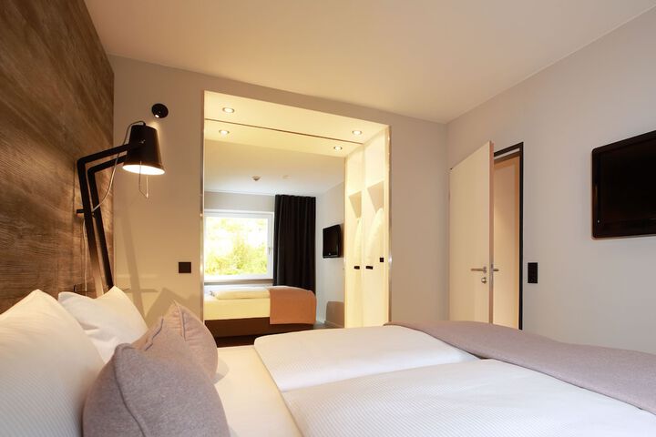 Room 32 of 80
