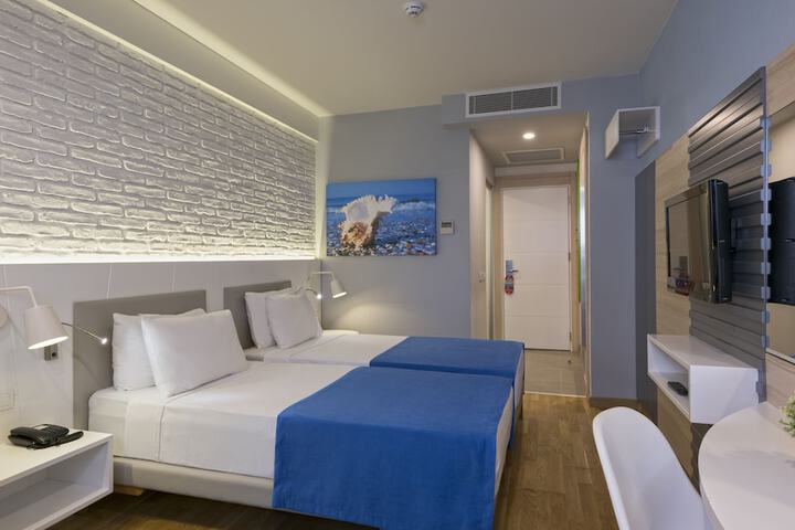 Room 6 of 32