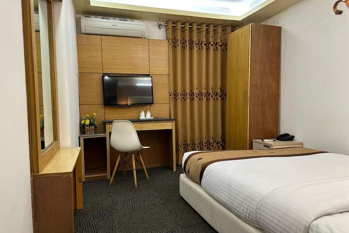 Room 6 of 18