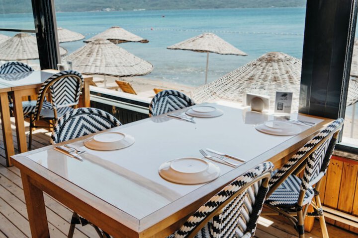 Dining 9 of 14