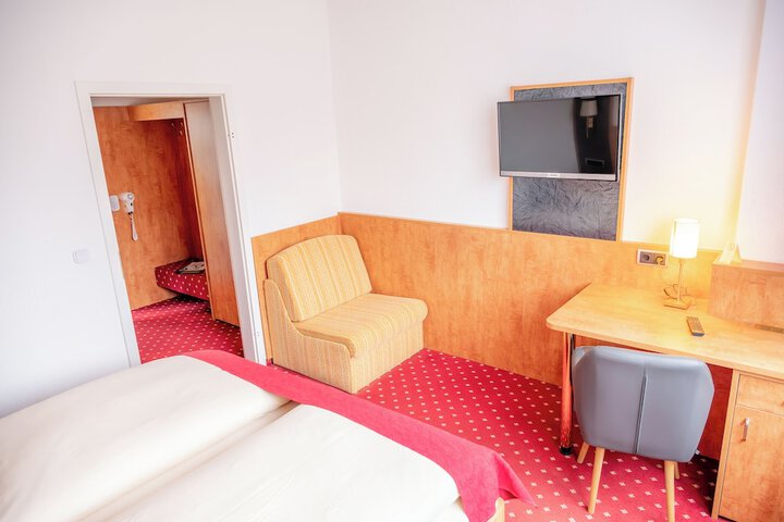 Room 5 of 16