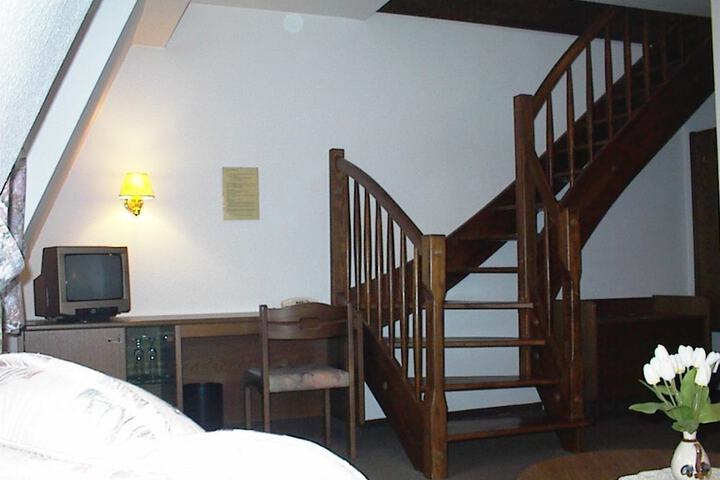Room 7 of 12