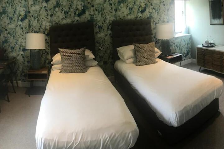 Room 13 of 37