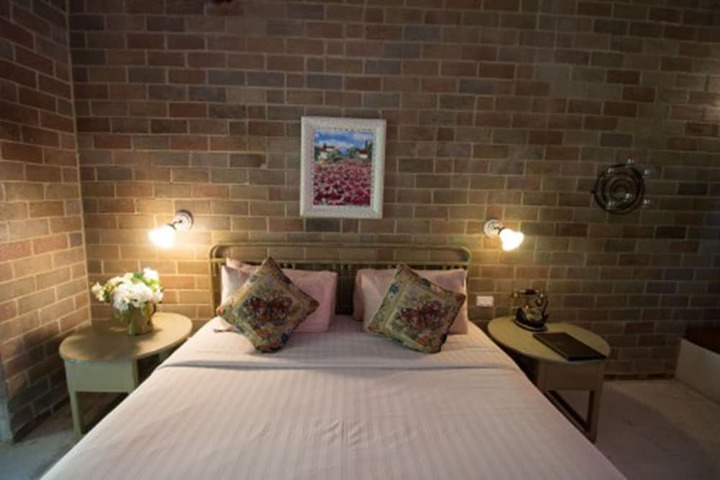 Room 8 of 90