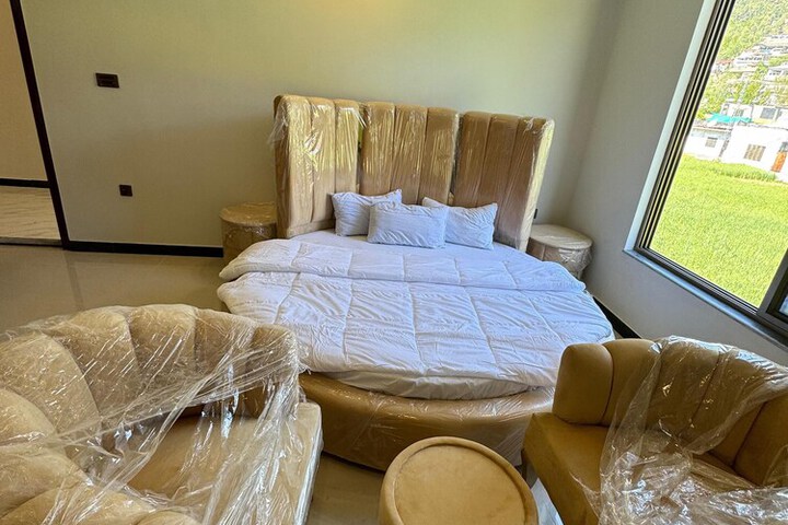 Room 9 of 32