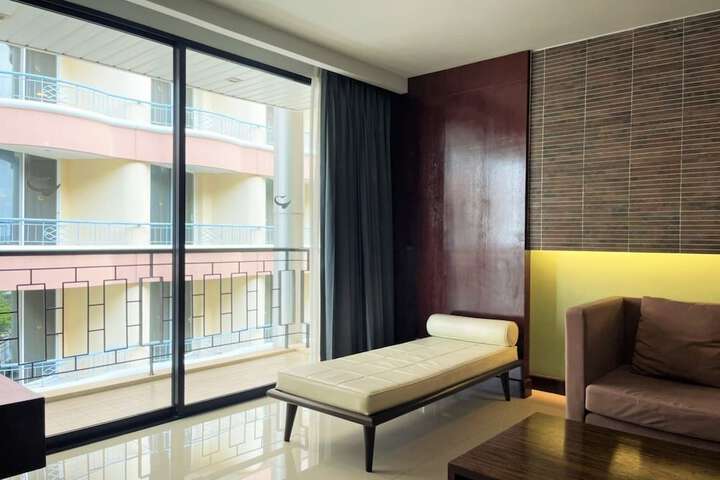 Room 53 of 210