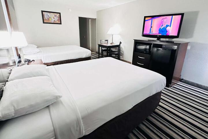 2 Queen Beds (5 of 11)
