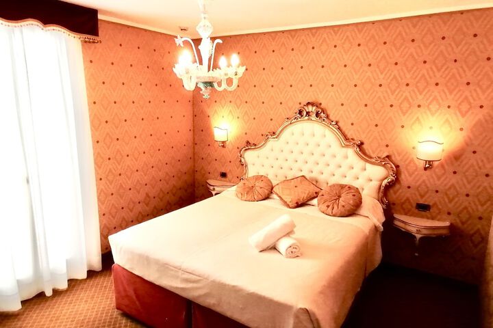 Room 33 of 70