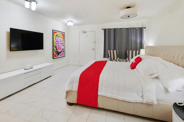 Deluxe King Bed (9 of 22)