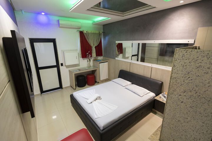 Room 33 of 114