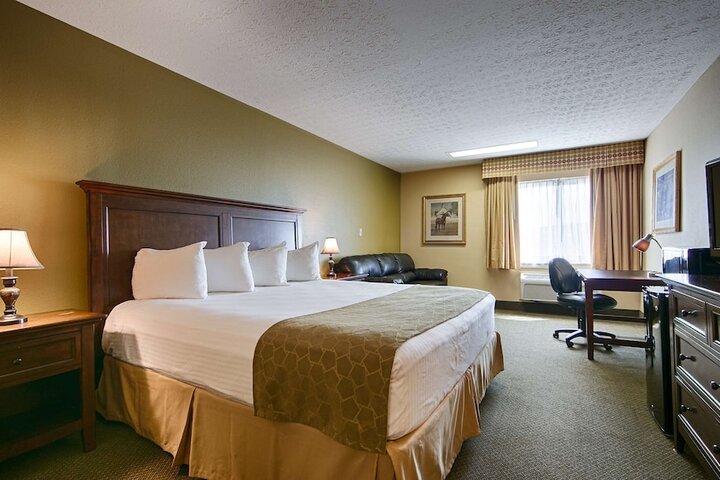 1 King Bed High Speed Internet Accessible Coffee Maker, Hairdryer Iron and Ironing Board (6 of 7)
