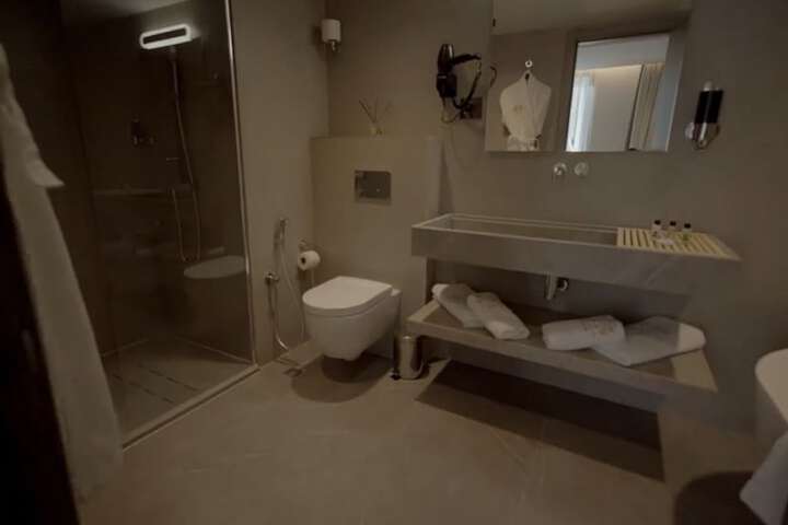 Room 25 of 47