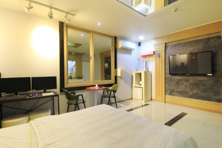 Room 7 of 33
