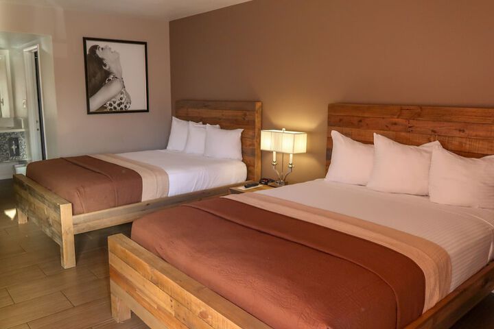 Deluxe Queen Bed (8 of 20)