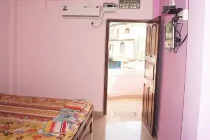 Room 4 of 9