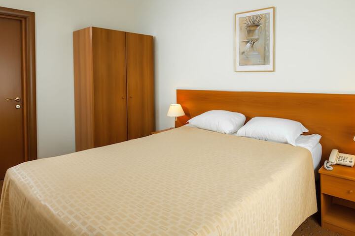 Room 5 of 65