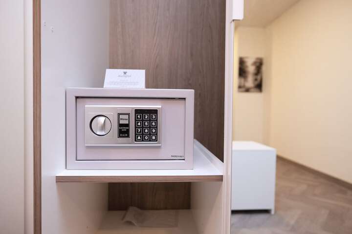 Room 9 of 25