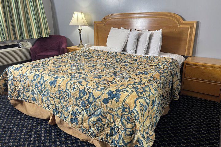 Comfort Room 1 King Bed (2 of 9)