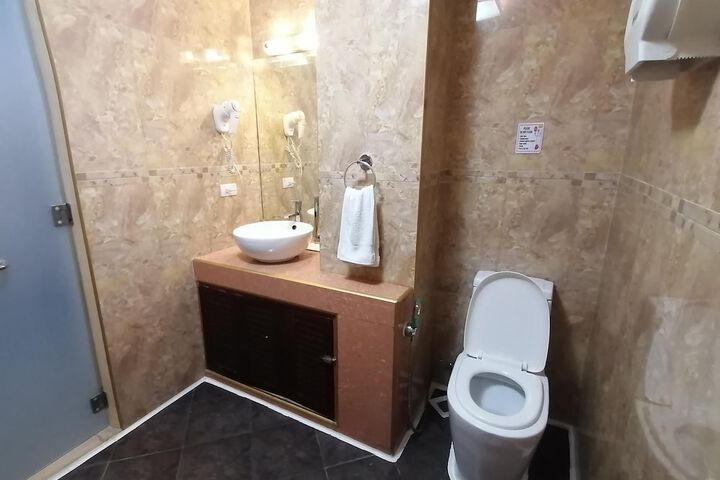 Room 33 of 45