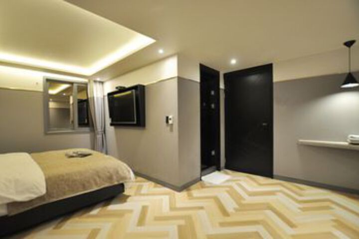 Room 48 of 76