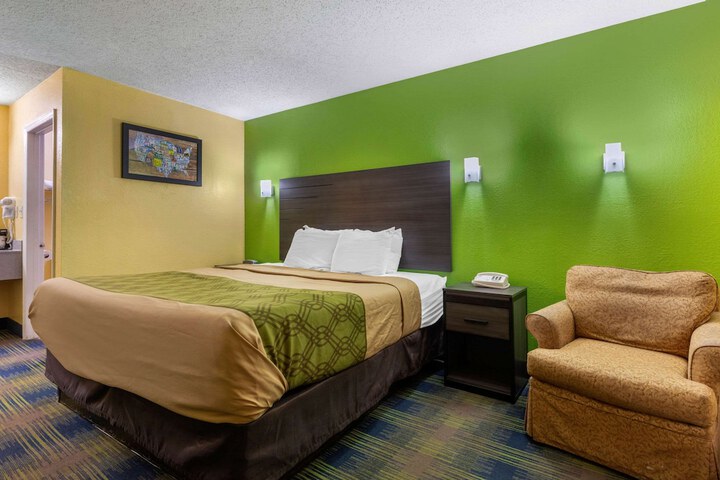 1 King Bed (2 of 7)
