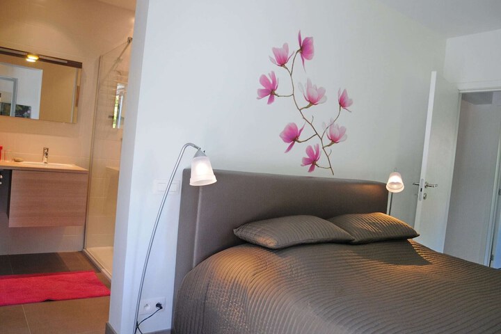 Room 5 of 12