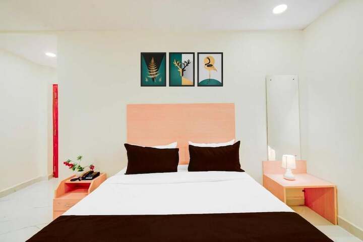 Room 4 of 9