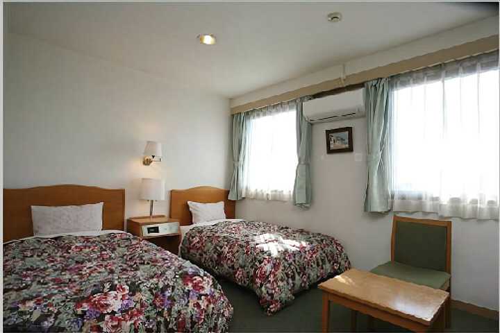 Room 12 of 37