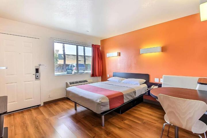 1 Queen Bed (1 of 5)