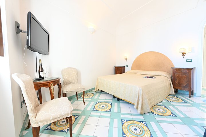 Room 8 of 28