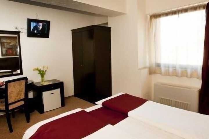 Room 11 of 28
