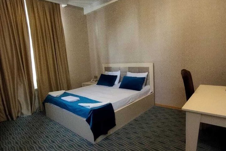 Room 10 of 18