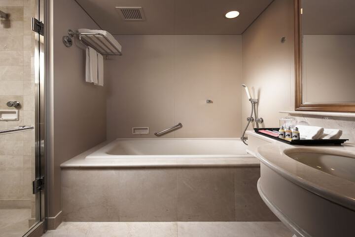 Room 25 of 42