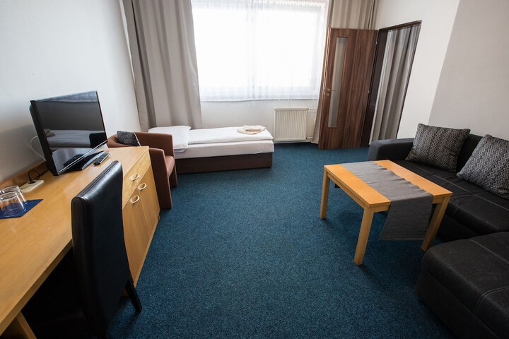 Room 6 of 28