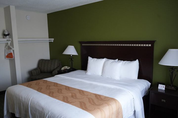 1 Queen Bed (2 of 14)