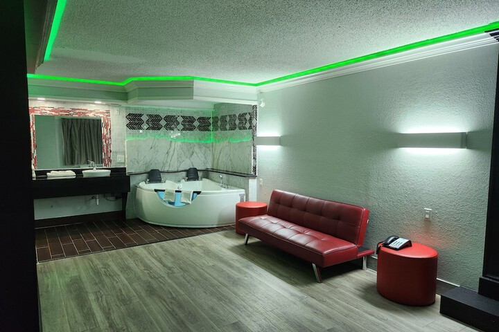1 King Bed Micfridge (2 of 28)